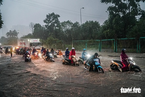 Hà Nội mưa trắng trời, ngập úng tứ phía, đường sá tắc dài hàng km - Ảnh 6.