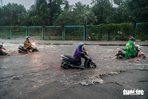 Hà Nội mưa trắng trời, ngập úng tứ phía, đường sá tắc dài hàng km - Ảnh 11.