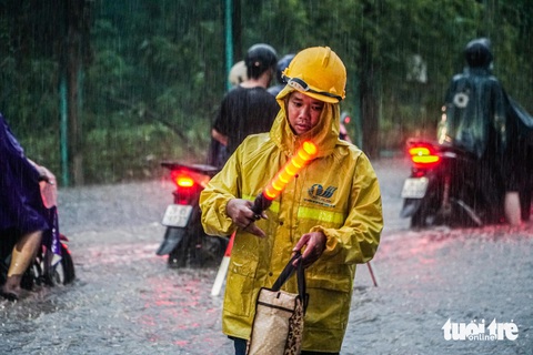 Hà Nội mưa trắng trời, ngập úng tứ phía, đường sá tắc dài hàng km - Ảnh 17.