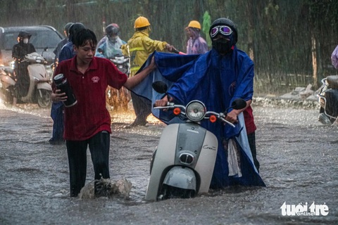 Hà Nội mưa trắng trời, ngập úng tứ phía, đường sá tắc dài hàng km - Ảnh 22.