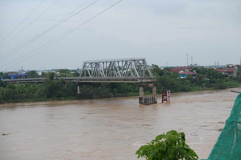 KHẨN: Công an tìm người bị nạn, tung tích, thông tin nạn nhân ở vụ sập cầu Phong Châu, Phú Thọ - Ảnh 1.