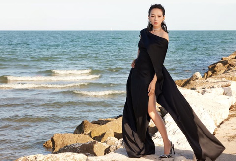 Chương Tử Di càng xinh đẹp hơn sau ly hôn, ‘xịt keo' khi bị đồng nghiệp hôn - Ảnh 1. Chương Tử Di càng xinh đẹp hơn sau ly hôn, ‘xịt keo' khi bị đồng nghiệp hôn - Ảnh 1.
