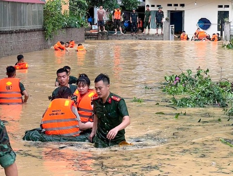 Lũ dâng nhanh, có nơi ở Lạng Sơn ngập lụt đến tầng 2 - Ảnh 3. Lũ dâng nhanh, có nhà dân ở Lạng Sơn ngập lụt đến tầng 2 - Ảnh 4.