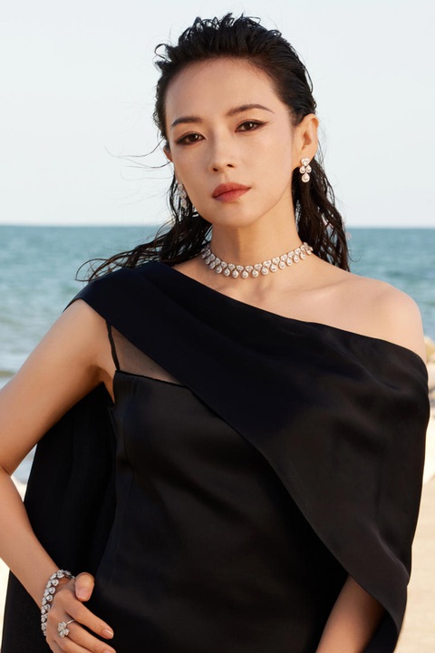 Chương Tử Di càng xinh đẹp hơn sau ly hôn, ‘xịt keo' khi bị đồng nghiệp hôn - Ảnh 2. Chương Tử Di ‘xịt keo' khi bị đồng nghiệp hôn - Ảnh 2.