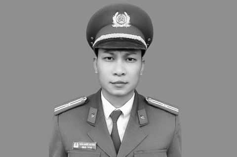 Truy tặng Huân chương Bảo vệ Tổ quốc cho Thiếu tá công an hy sinh khi làm nhiệm vụ trong bão Yagi - Ảnh 1. Truy tặng Huân chương Bảo vệ Tổ quốc cho trung tá công an hy sinh khi làm nhiệm vụ trong bão Yagi - Ảnh 1.