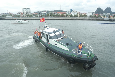 Cứu bé gái ở Quảng Ninh mắc kẹt gần 3 tiếng đồng hồ do sạt lở đất - Ảnh 2.