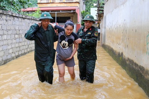Lũ dâng nhanh, có nơi ở Lạng Sơn ngập lụt đến tầng 2 - Ảnh 4. Lũ dâng nhanh, có nơi ở Lạng Sơn ngập lụt đến tầng 2 - Ảnh 5.