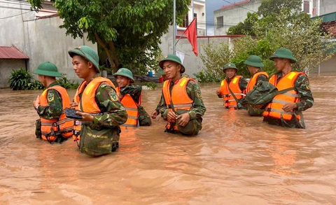 Thủ phủ vải thiều Bắc Giang ngập trong biển nước - Ảnh 3. Thủ phủ vải thiều Bắc Giang ngập trong biển nước - Ảnh 3.