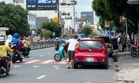 Những pha mở cửa xe đột ngột suýt gây tai nạn cho người đi đường - Ảnh 1.