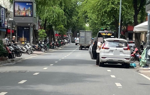 Những pha mở cửa xe đột ngột suýt gây tai nạn người đi đường - Ảnh 2.