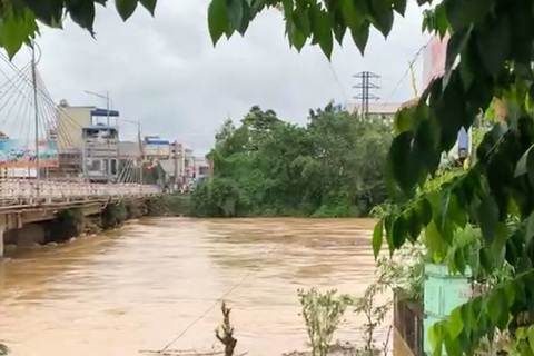 Nước sông Cầu dâng cao, Thái Nguyên di dời 50 hộ dân trong đêm - Ảnh 3. Nước sông Cầu dâng cao, Thái Nguyên di dời 50 hộ dân trong đêm - Ảnh 3.