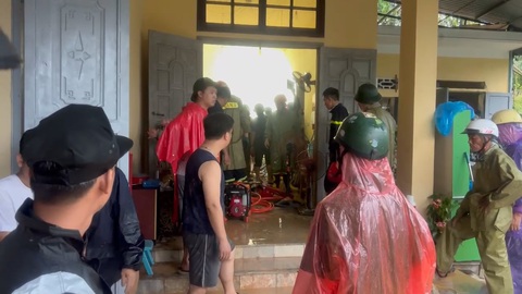 Cứu bé gái ở Quảng Ninh mắc kẹt gần 3 tiếng đồng hồ do sạt lở - Ảnh 1.