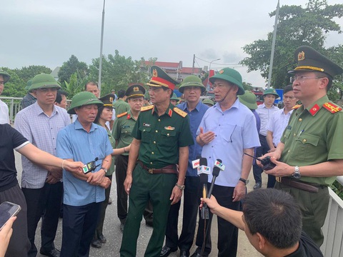 Phó thủ tướng giao Bộ Quốc phòng chủ trì, khẩn trương tìm kiếm cứu nạn vụ sập cầu Phong Châu - Ảnh 1.