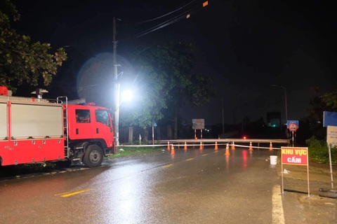 Vụ sập cầu Phong Châu: Quân đội chuẩn bị lực lượng, sẵn sàng cứu hộ, khắc phục sự cố - Ảnh 1.