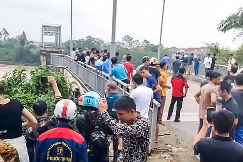 Sập cầu Phong Châu tại Phú Thọ, nghi có người và xe rơi xuống sông - Ảnh 3. Nước lũ kéo đổ trụ T7 làm sập 2 nhịp chính cầu Phong Châu - Ảnh 9.