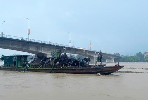 Đã neo giữ được hai tàu từ Trung Quốc trôi dạt trên sông Hồng - Ảnh 1.