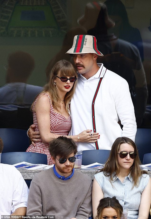 Taylor Swift và bạn trai 'tình bể bình' đập tan tin đồn - Ảnh 1.