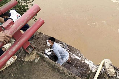 Nước lũ kéo đổ trụ T7 làm sập 2 nhịp chính cầu Phong Châu - Ảnh 11. Nước lũ kéo đổ trụ T7 làm sập 2 nhịp chính cầu Phong Châu - Ảnh 12.
