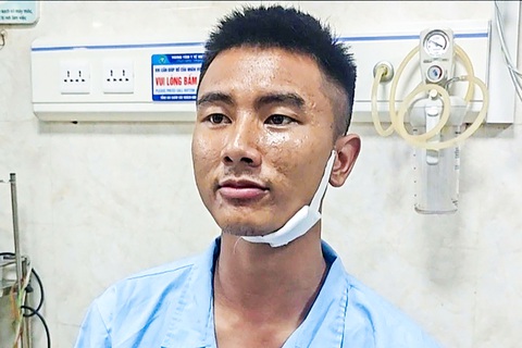 Hai người thoát chết vụ sập cầu Phong Châu: Tôi tưởng đời mình ‘xong rồi’ - Ảnh 1. Hai người thoát chết vụ sập cầu Phong Châu: Tôi tưởng đời mình ‘xong rồi’ - Ảnh 1.