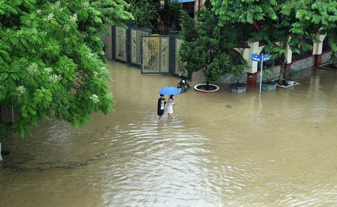 Lũ sông Hồng dâng cao, tràn vào đường phố Lào Cai - Ảnh 3. Lũ sông Hồng dâng cao, tràn vào đường phố Lào Cai - Ảnh 3.