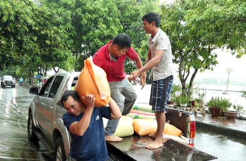 Lũ sông Hồng dâng cao, tràn vào đường phố Lào Cai - Ảnh 6. Lũ sông Hồng dâng cao, tràn vào đường phố Lào Cai - Ảnh 6.
