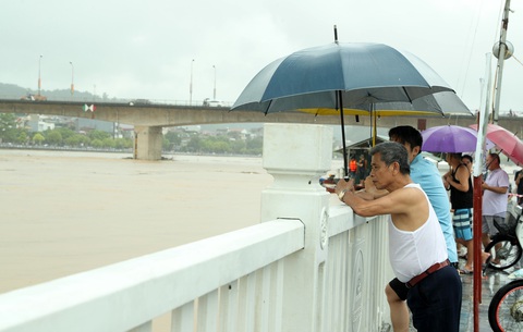 Lũ sông Hồng dâng cao, tràn vào đường phố Lào Cai - Ảnh 7. Lào Cai: Sạt lở vùi lấp 5 người trong một nhà, lũ sông Hồng tràn vào đường phố - Ảnh 7.