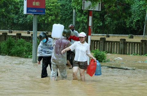 Người dân Lào Cai đội mưa nhọc nhằn hứng nước sạch trong tâm lũ - Ảnh 4. Người dân Lào Cai đội mưa nhọc nhằn hứng nước sạch trong tâm lũ - Ảnh 4.