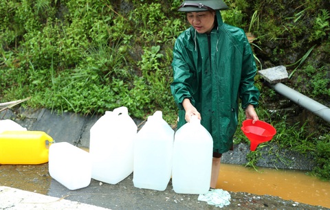 Người dân Lào Cai đội mưa nhọc nhằn hứng nước sạch trong tâm lũ - Ảnh 5. Người dân Lào Cai đội mưa nhọc nhằn hứng nước sạch trong tâm lũ - Ảnh 5.