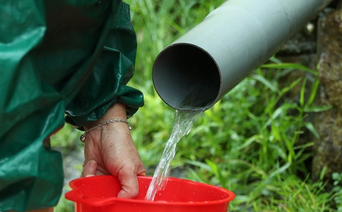 Người dân Lào Cai đội mưa nhọc nhằn hứng nước sạch trong tâm lũ - Ảnh 6. Người dân Lào Cai đội mưa nhọc nhằn hứng nước sạch trong tâm lũ - Ảnh 6.