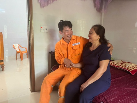 Công nhân Điện lực Bố Trạch cứu sống người bị điện giật đã ngừng thở - Ảnh 2.