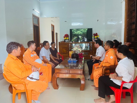 Công nhân Điện lực Bố Trạch cứu sống người bị điện giật đã ngừng thở - Ảnh 3.