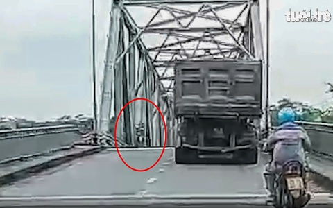 Hai người thoát chết vụ sập cầu Phong Châu: Tôi tưởng đời mình ‘xong rồi’ - Ảnh 2. Hai người thoát chết vụ sập cầu Phong Châu: Tôi tưởng đời mình ‘xong rồi’ - Ảnh 2.