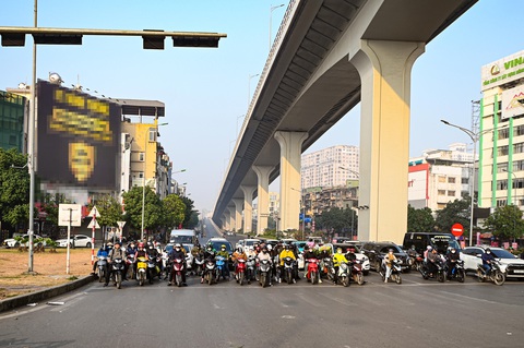 Cục CSGT chỉ ra nguyên nhân đèn tín hiệu 'đang xanh bất ngờ đỏ' - Ảnh 1.