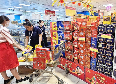 Bánh kẹo, hộp quà Tết đua giảm giá - Ảnh 1.