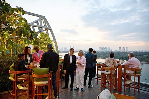 Du khách chọn TP.HCM đón năm mới, khách sạn hạng sang kín phòng - Ảnh 1.