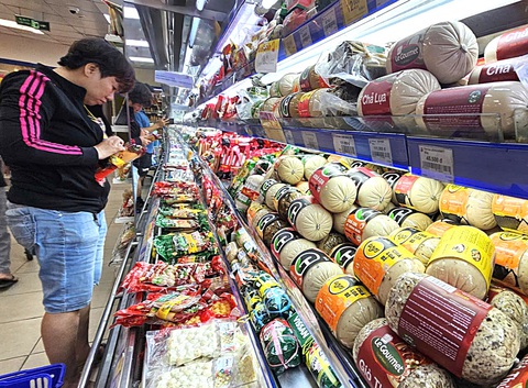 Bánh kẹo, hộp quà Tết đua giảm giá - Ảnh 2.