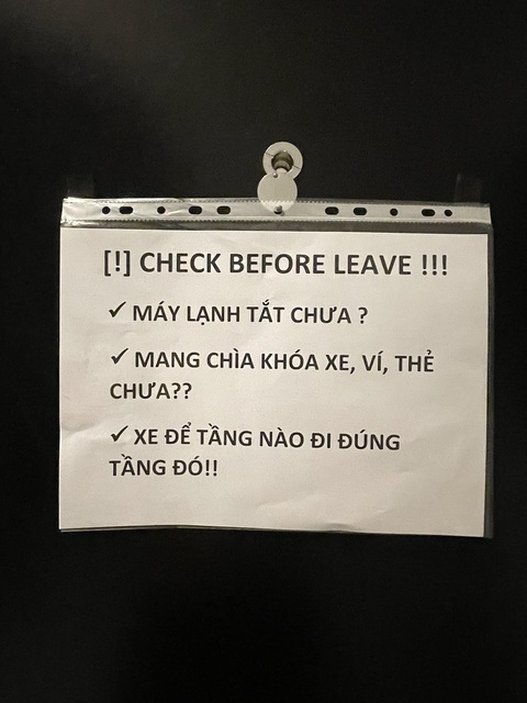 Ảnh vui 1-1: Cận cảnh biểu cảm của Sơn Tùng khi được fangirl ôm - Ảnh 2.