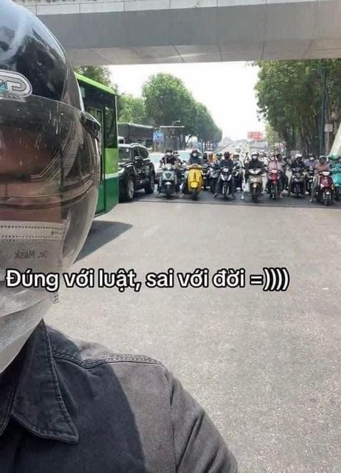 Ảnh vui 1-1: Cận cảnh biểu cảm của Sơn Tùng khi được fangirl ôm - Ảnh 3.