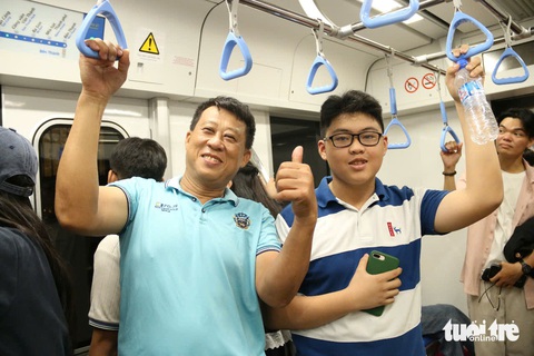 Hàng ngàn người dân trải nghiệm những chuyến tàu metro số 1 sau đêm countdown - Ảnh 9.