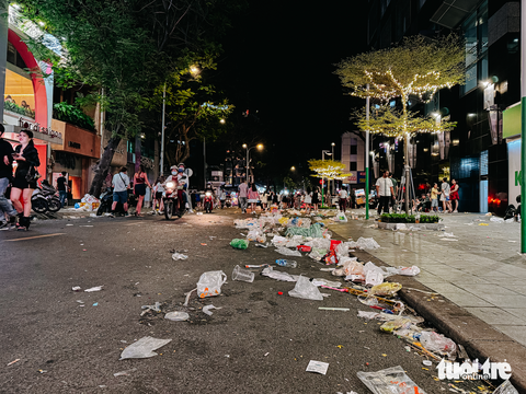 Rác lại tràn lan sau đêm pháo hoa chào năm 2025 - Ảnh 6. Sau countdown, người dân về nhà, rác ở lại tràn lan trên phố phường quận 1, TP.HCM - Ảnh 6.