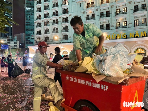 Rác lại tràn lan sau đêm pháo hoa chào năm 2025 - Ảnh 7. Sau countdown, người dân về nhà, rác ở lại tràn lan trên phố phường quận 1, TP.HCM - Ảnh 7.