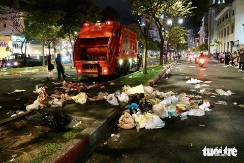 Rác lại tràn lan sau đêm pháo hoa chào năm 2025 - Ảnh 8. Sau countdown, người dân về nhà, rác ở lại tràn lan trên phố phường quận 1, TP.HCM - Ảnh 8.