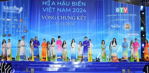Hoài Linh đăng quang Hoa hậu Biển Việt Nam vào thời khắc chào năm mới 2025 - Ảnh 3. Hoài Linh đăng quang Hoa hậu Biển Việt Nam vào thời khắc chào năm mới 2025 - Ảnh 3.