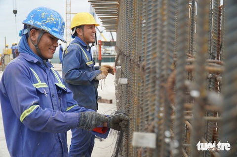 Hơn 500 công nhân thi công cầu Rạch Miễu 2 trong ngày đầu năm 2025 - Ảnh 1.