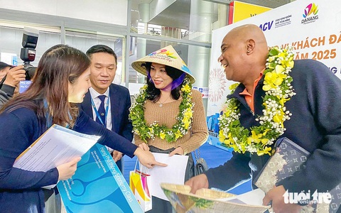 3.000 du khách đến Đà Nẵng từ đường không, đường biển bất ngờ được tặng hoa chào đón - Ảnh 1. 3.000 du khách đến Đà Nẵng từ đường không, đường biển bất ngờ được tặng hoa chào đón - Ảnh 2.