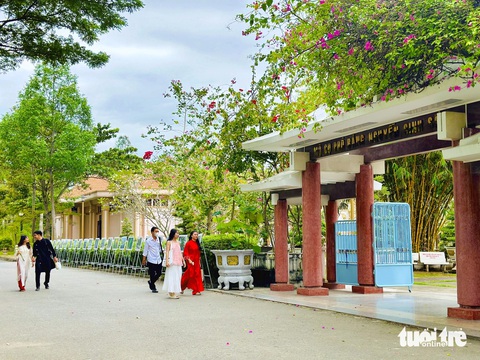 Bạn trẻ diện áo dài thăm khu di tích Nguyễn Sinh Sắc ngày đầu năm 2025 - Ảnh 1.