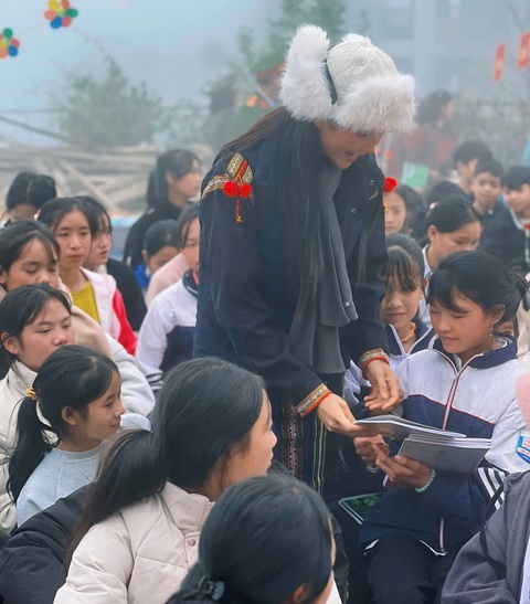H'Hen Niê tiếp tục làm thiện nguyện - Ảnh 2. H'Hen Niê tiếp tục làm thiện nguyện - Ảnh 2.