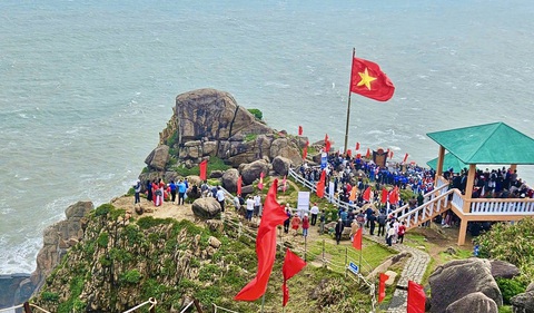 Đón ngày đầu tiên của năm mới tại nơi có ngọn hải đăng hơn 135 năm tuổi - Ảnh 1.