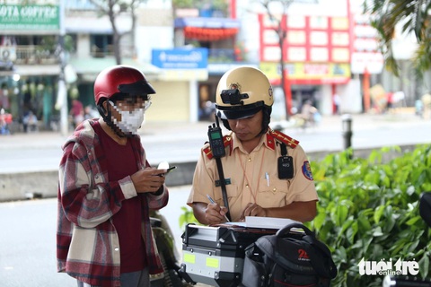 Ngày đầu tăng mức phạt giao thông, tài xế vượt đèn đỏ nói 'chắc chắn không dám tái phạm' - Ảnh 2.