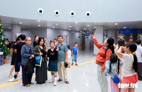 Metro số 1 vượt mốc 1 triệu khách, ngày đầu năm mới đông nghịt ở ga Bến Thành - Ảnh 1.